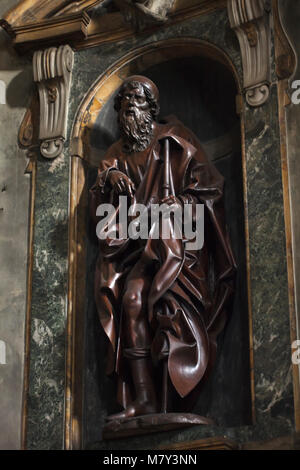 Hölzerne Statue des Hl. Rochus (1510) von dem deutschen Bildhauer Veit Stoß (Veit Stoß), die in der Basilika della Santissima Annunziata (Basilika der Heiligen Verkündigung) in Florenz, Toskana, Italien. Stockfoto