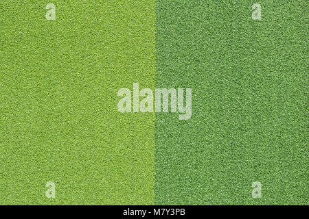 Muster aus hellen und dunklen künstlichen grünen Gras für Textur und Hintergrund Stockfoto