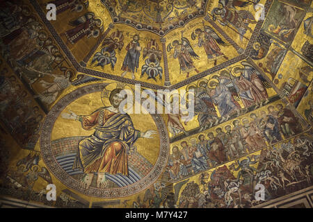 Letzte Urteil in der mittelalterlichen Mosaiken aus dem 13. Jahrhundert dargestellt in der achteckigen Kuppel in der Battistero di San Giovanni (Florenz Baptisterium) in Florenz, Toskana, Italien. Stockfoto