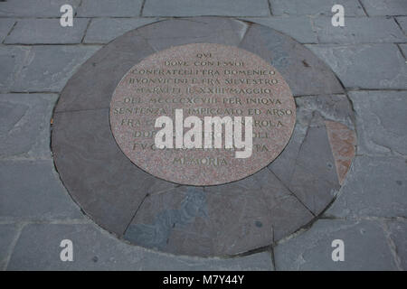 Gedenktafel an der Stelle, an der die Girolamo Savonarola am 23. Mai 1498 in Piazza della Signoria in Florenz, Toskana, Italien ausgeführt wurde. Stockfoto