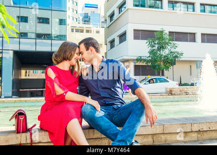 Romantisches Paar auf der Bank sitzen in der Nähe der Stadt Brunnen und genießen Sie Momente des Glücks. Liebe, Dating, Romantik. Lifestyle und Tourismus Konzepte. Stockfoto