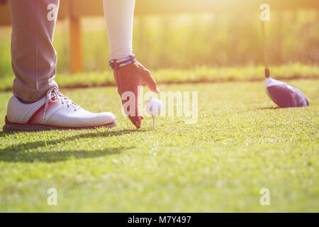 Golf Player. Ein Mann, der Golf in grünen Kurs. Fokus auf Golf ball Stockfoto