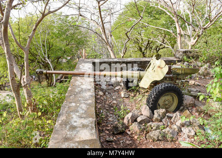 Alte Artillerie Stück der Roten Khmer auf dem Berg Phnom Sampeau entfernt in Battambang, Kambodscha Stockfoto