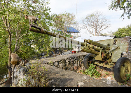 Alte Artillerie Stück der Roten Khmer auf dem Berg Phnom Sampeau entfernt in Battambang, Kambodscha Stockfoto