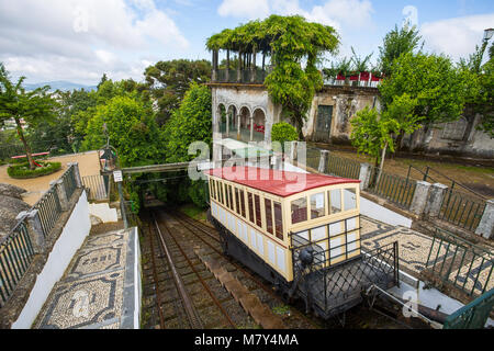 Seilbahn von Braga, Portugal. Es erreicht Bom Jesus do Monte Heiligtum. Die meisten alten Seilbahn der Welt, mit Wasser als Antriebskraft Stockfoto