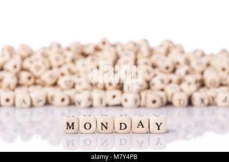 Makro Wort 'MONTAG' schreiben in Holz- Alphabet. Studio Schuß auf weißem Hintergrund Stockfoto