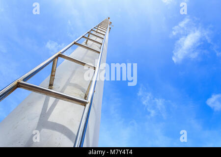 Nahaufnahme hohe Stahl Leiter auf klaren, blauen Himmel Hintergrund Stockfoto