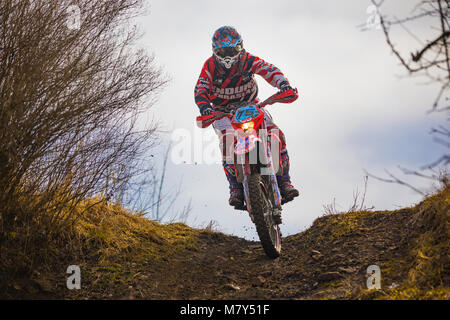 Pribram, Tschechische Republik - 11.03.2018: Motocross Fahrer in Aktion auf der Off-road in der Natur neben dem kleinen tschechischen Stadt Prachatice Stockfoto