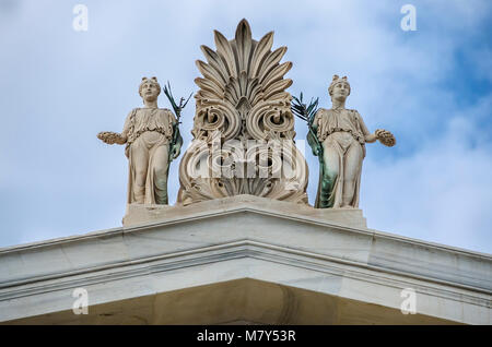 Skulpturen, Giebel auf dem Dach des Zappeion Megaron in Athen, Grrece Stockfoto