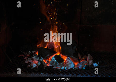 Feuer, Holzkohle und Kohlen auf dem Grill rösten, bereit, das Fleisch zu setzen Stockfoto