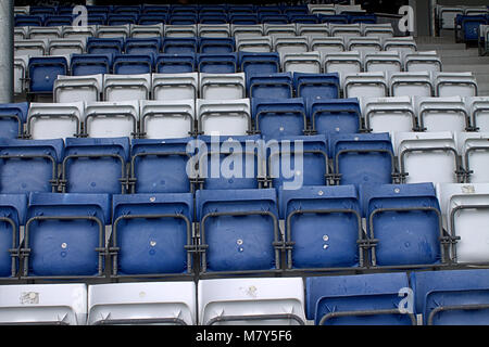 Leere Stadion, Reihen von blauen und weißen leere Sitze. Stockfoto