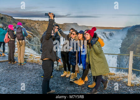 Touristen fotografieren am Gullfoss Wasserfall, Island Touristen fotografieren am Gullfoss, Island Stockfoto