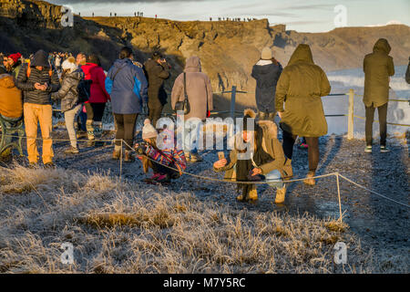 Touristen fotografieren am Gullfoss Wasserfall, Island Touristen fotografieren am Gullfoss, Island Stockfoto