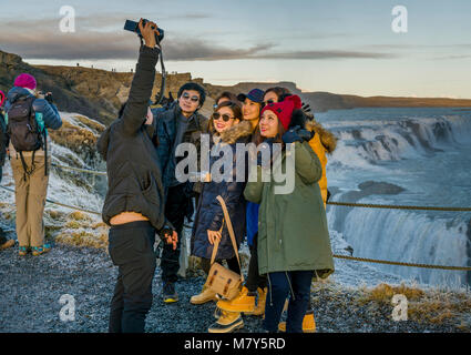 Touristen fotografieren am Gullfoss Wasserfall, Island Touristen fotografieren am Gullfoss, Island Stockfoto