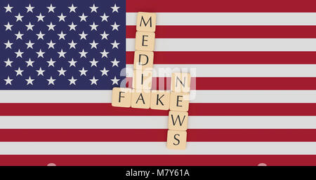 USA Politik Nachrichten Konzept: Buchstabensteine gefälschte Nachrichten Medien auf US Flag, 3D-Darstellung Stockfoto