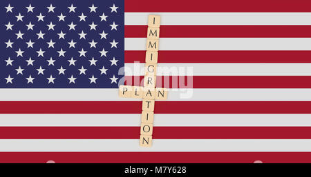 USA Politik Nachrichten Konzept: Buchstabensteine Einwanderung Plan auf der US-Flagge, 3D-Darstellung Stockfoto
