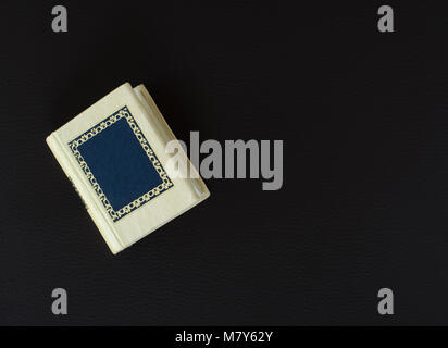 Miniatur mini Buch auf schwarzem Hintergrund Stockfoto