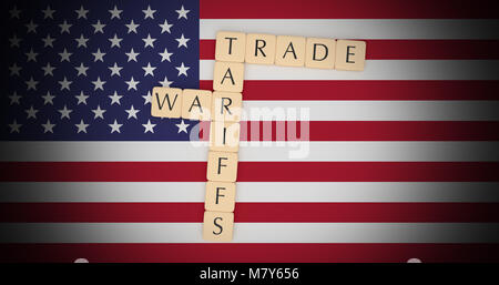 USA Politik Nachrichten Konzept: Buchstabensteine Zoll- und Handelsabkommens Krieg auf US Flag, 3D-Darstellung Stockfoto