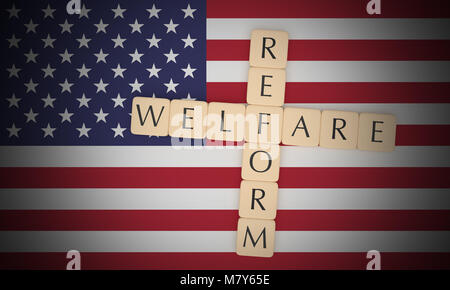 USA Politik Nachrichten Konzept: Buchstabensteine Welfare Reform auf die US-Flagge, 3D-Darstellung Stockfoto