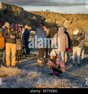 Touristen fotografieren am Gullfoss Wasserfall, Island Touristen fotografieren am Gullfoss, Island Stockfoto