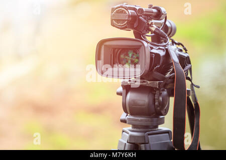 Schwarz professionelle digitale Videokamera. Die Einrichtung und die Arbeit im Freien Stockfoto