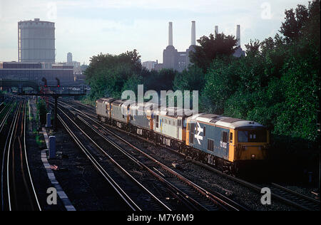 Klasse 73 JA electro Diesel Lokomotive Nummer 73002 führenden einen Konvoi von Klasse 33 Crompton Lokomotiven Nummern 33033, 33048, 33040 und 33113 Wandsworth Road am 24. Juli 1992. Stockfoto