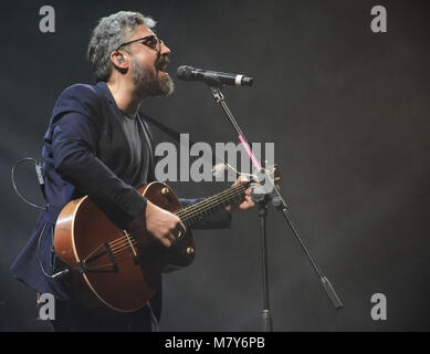 Neapel, Italien. 26 Feb, 2018. Der italienische Sänger und Song-writer Dario Brunori auch als Brunori sas bekannt führt auf der Bühne des Teatro Augusteo in Napl. Stockfoto