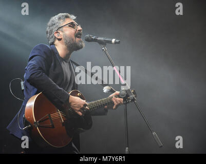 Neapel, Italien. 26 Feb, 2018. Der italienische Sänger und Song-writer Dario Brunori auch als Brunori sas bekannt führt auf der Bühne des Teatro Augusteo in Napl. Stockfoto