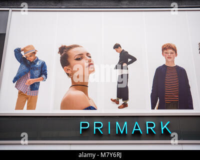 Primark Store, mit multi-ethnische, Werbung, Reading, Berkshire, England Stockfoto