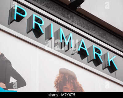 Primark Store, mit multi-ethnische, Werbung, Reading, Berkshire, England Stockfoto