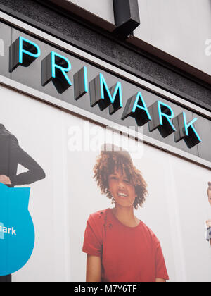 Primark Store, mit multi-ethnische, Werbung, Reading, Berkshire, England Stockfoto