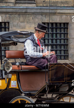 Pferdekutsche vor der königliche Palast, Dam-Platz, Amsterdam, Nordholland, Niederlande Stockfoto
