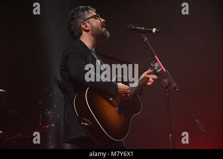 Neapel, Italien. 26 Feb, 2018. Der italienische Sänger und Song-writer Dario Brunori auch als Brunori sas bekannt führt auf der Bühne des Teatro Augusteo in Napl. Stockfoto