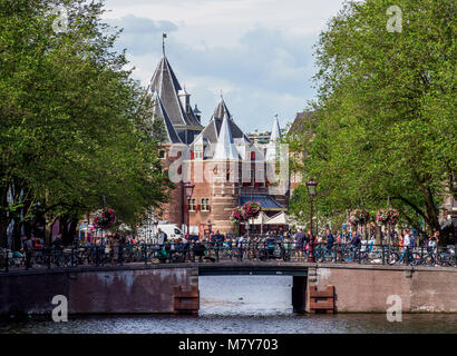 Blick über Kloveniersburgwal zur Waag, Amsterdam, Noord-Holland, Niederlande Stockfoto