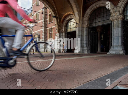 Radweg unter dem Rijksmuseum am Museumplein, Amsterdam, Nordholland, Niederlande Stockfoto