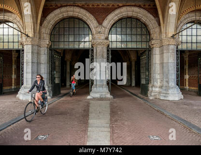 Radweg unter dem Rijksmuseum am Museumplein, Amsterdam, Nordholland, Niederlande Stockfoto