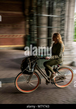 Radweg unter dem Rijksmuseum am Museumplein, Amsterdam, Nordholland, Niederlande Stockfoto