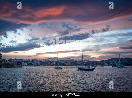 Boote in der Bucht von Porto Rafti unter cloudscape bei Sonnenuntergang Stockfoto