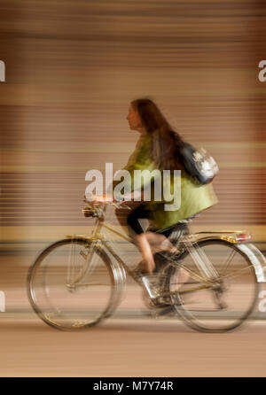 Radweg unter dem Rijksmuseum am Museumplein, Amsterdam, Nordholland, Niederlande Stockfoto