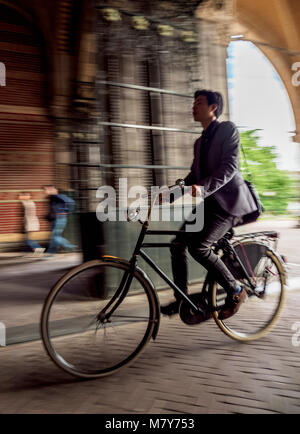 Radweg unter dem Rijksmuseum am Museumplein, Amsterdam, Nordholland, Niederlande Stockfoto