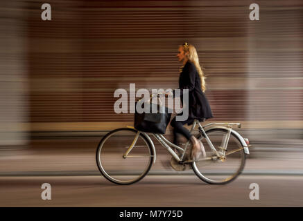 Radweg unter dem Rijksmuseum am Museumplein, Amsterdam, Nordholland, Niederlande Stockfoto