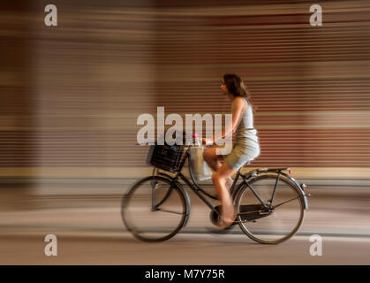 Radweg unter dem Rijksmuseum am Museumplein, Amsterdam, Nordholland, Niederlande Stockfoto