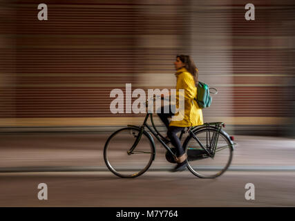 Radweg unter dem Rijksmuseum am Museumplein, Amsterdam, Nordholland, Niederlande Stockfoto