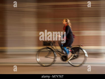 Radweg unter dem Rijksmuseum am Museumplein, Amsterdam, Nordholland, Niederlande Stockfoto