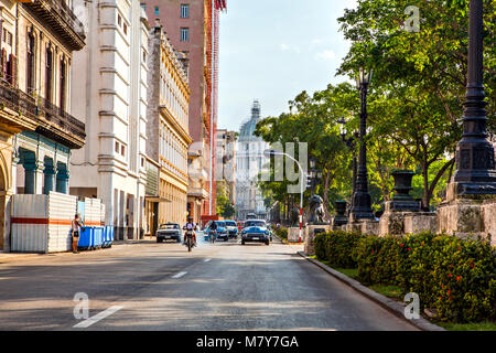 Havanna, Kuba, El Capitolio und Verkehr mit der berühmten American Classic Cars Stockfoto