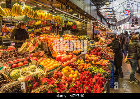 Frisches Obst und Gemüse Abschaltdruck am Boqueria Markt, Barcelona, Katalonien, Spanien Stockfoto