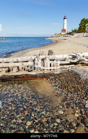 Stony Lake Superior Strand mit gestochen scharfen Punkt Licht im Hintergrund. Stockfoto