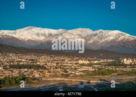 San Salvador de Jujuy, Hauptstadt der Provinz Jujuy, Norden Argentiniens, mit schneebedeckten Bergen in der Nähe von Humahuaca, Weltkulturerbe Stockfoto