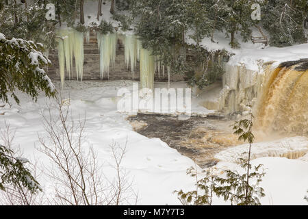 Ein Winter Wunderland umgibt Tahquamenon Falls, einem beliebten Wasserfall in der Oberen Halbinsel von Michigan. Stockfoto