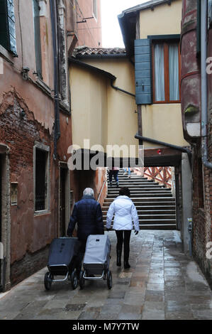 Touristen zu Fuß durch die Straßen von Venedig, Italien. Stockfoto